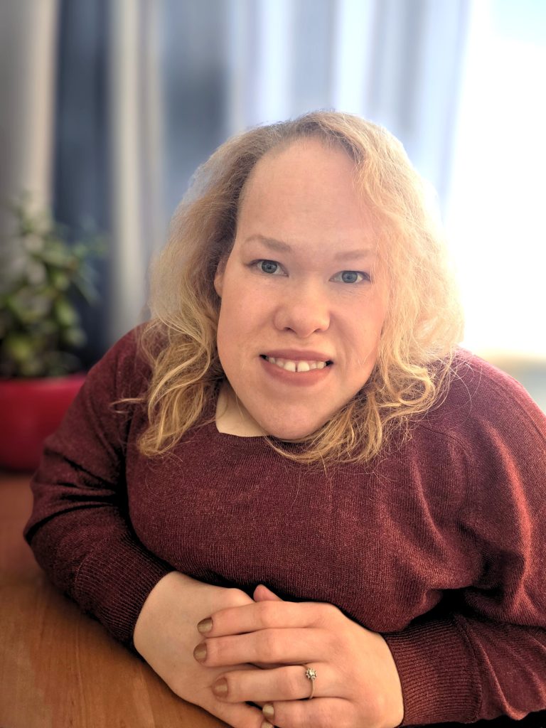 Bloga "Digitālā Lapsa" autore Elīna smaida un skatās kamerā